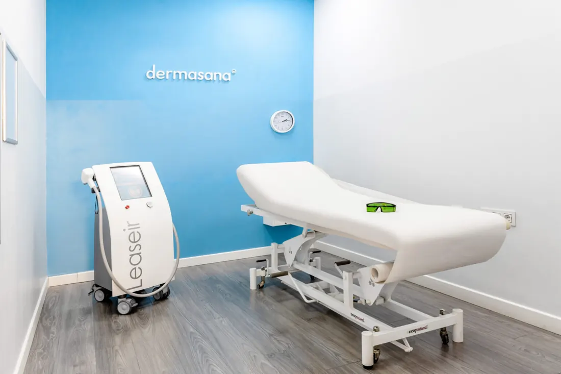 Cabina de tratamiento del centro Dermasana con equipos de depilación láser