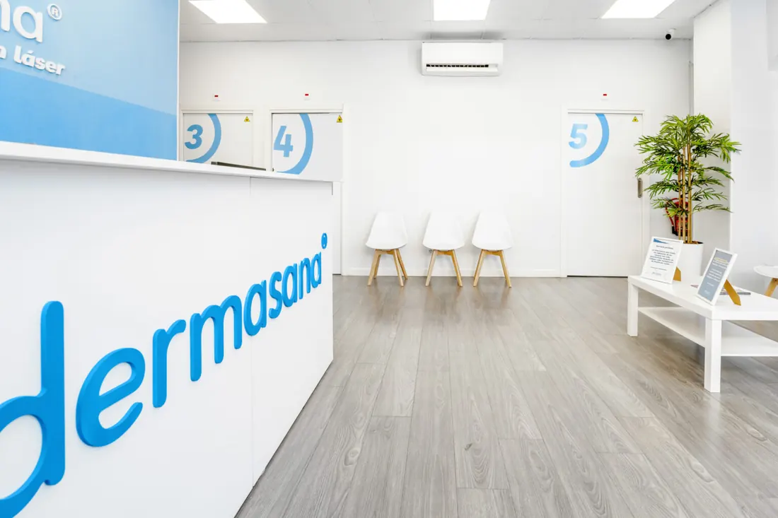Profesional preparando una cabina de tratamiento en el centro