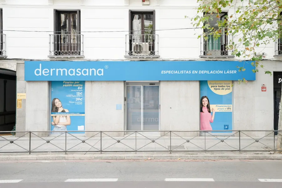 Recepción del centro Dermasana con mostrador de atención